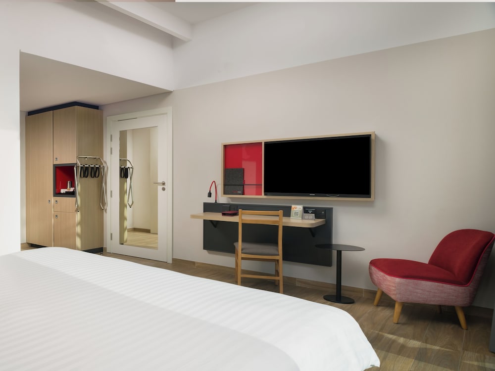 Room, 1 King Bed, Accessible - Photo 3