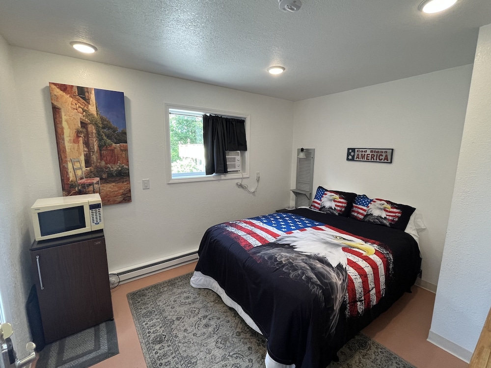 1 Queen Bed, Courtyard View, Ground Level photo 1