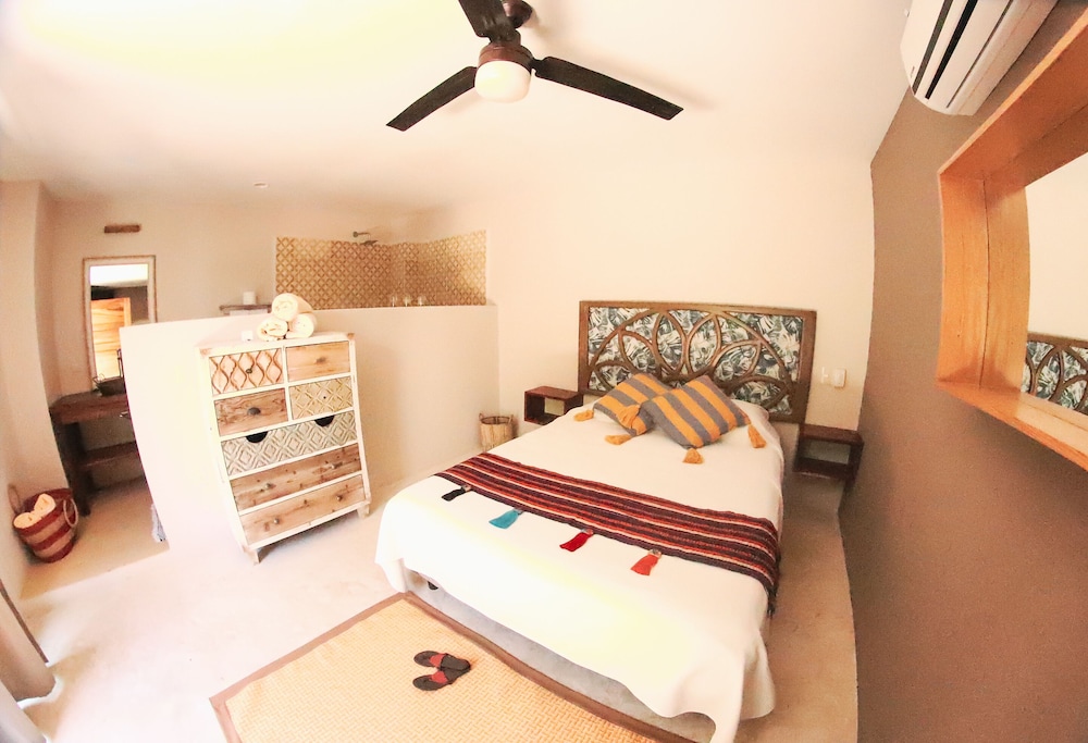 Basic Studio, 1 Queen Bed, Courtyard Area