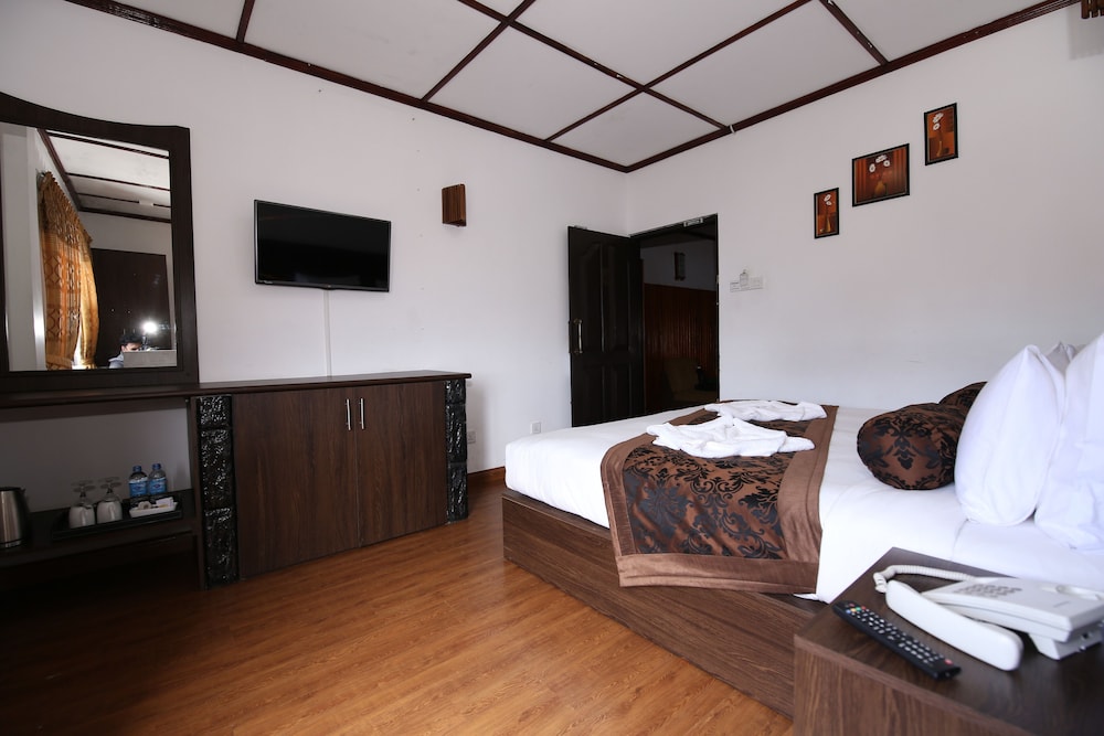 Deluxe King Room  with Lake View photo 3