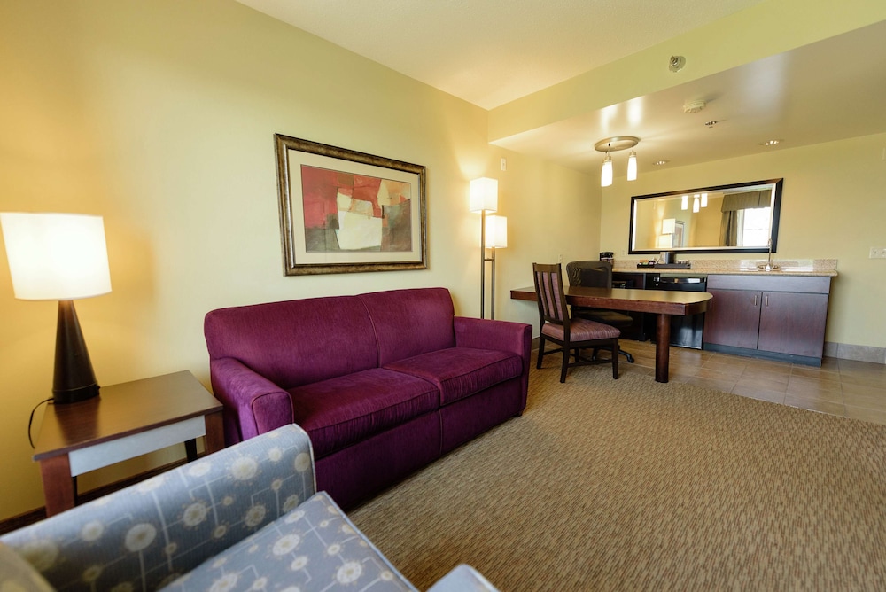Suite, One King Bed, Roll In Shower - Photo 3