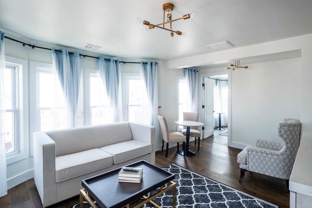 Sun King Suite photo 3