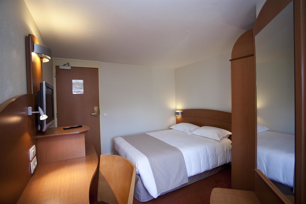 Standard Room, 3 Twin Beds - Photo 1