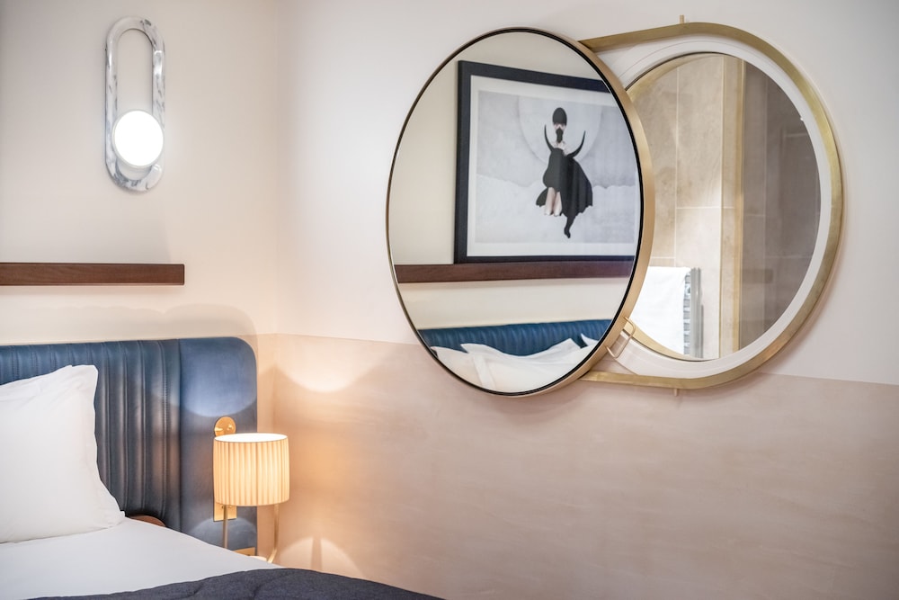 Deluxe Room - Photo 5