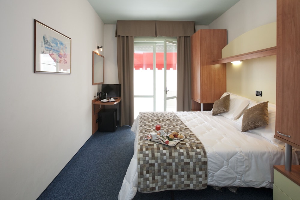 Standard Double or Twin Room, Partial Sea View