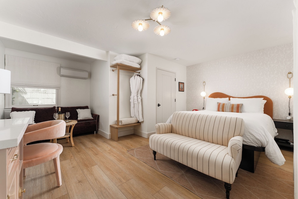 Room, 1 Queen Bed with Sofa bed photo 2