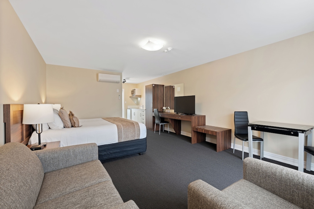 Executive Double Room, 1 King Bed, Pool View, Mezzanine thumbnail 5