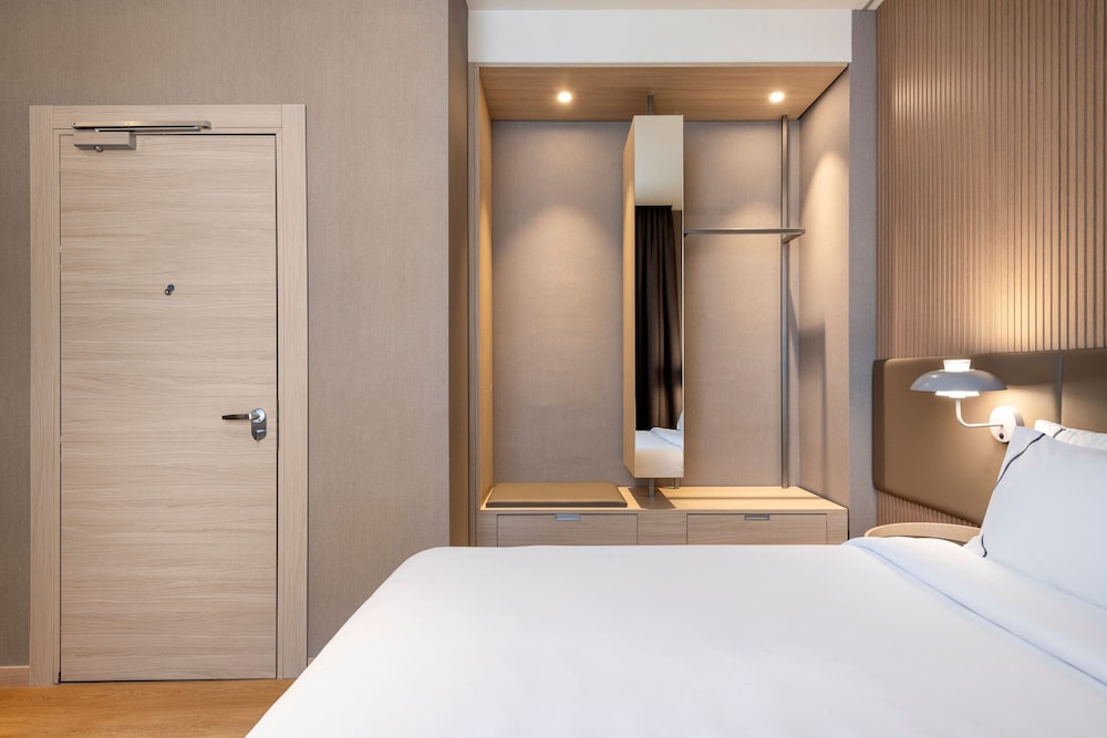 Deluxe Room, 1 Queen Bed, Balcony photo 2