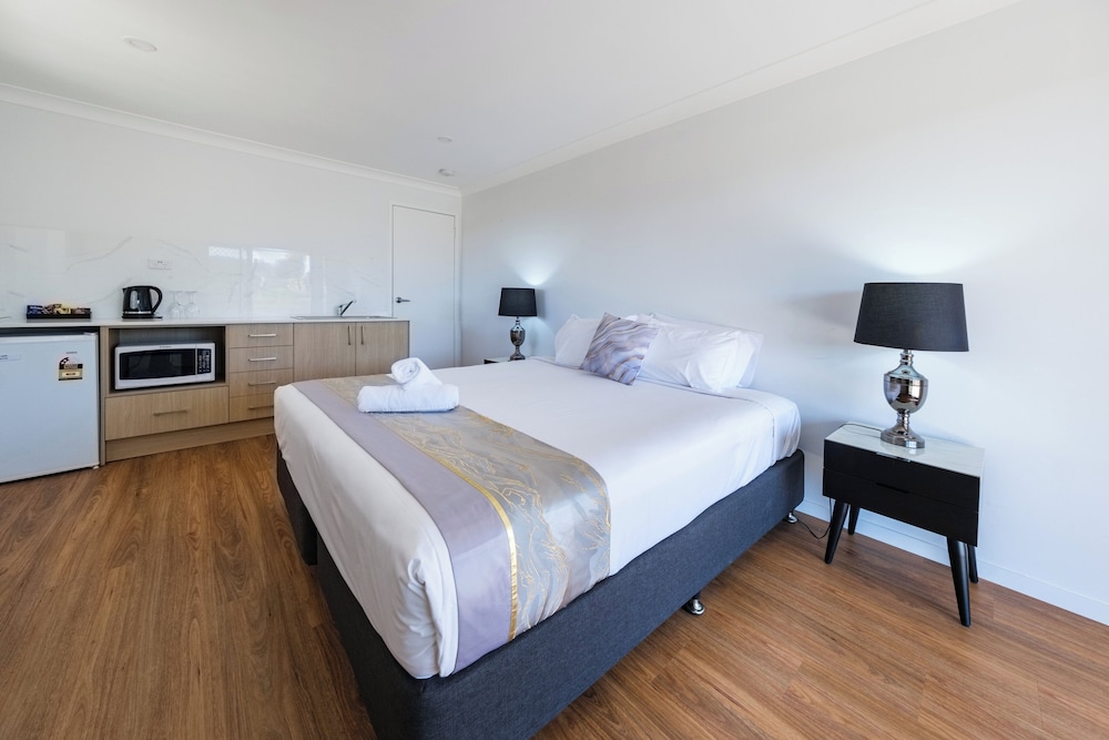 Deluxe Room, 1 King Bed, Kitchenette