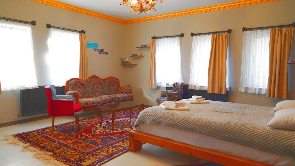 Superior Room, 1 Queen Bed photo 3