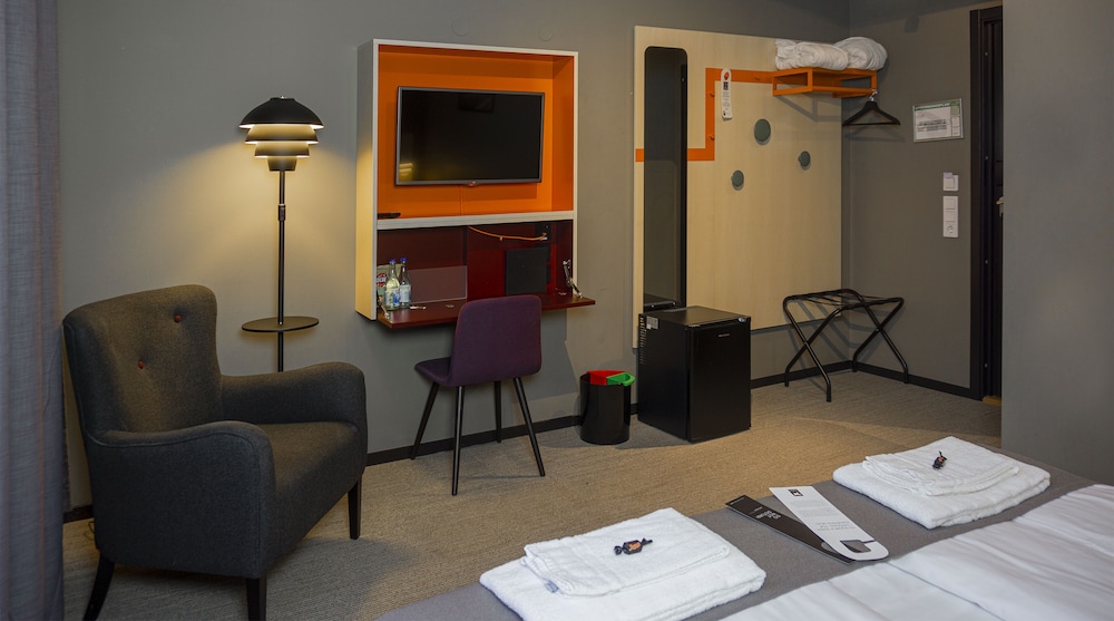 Deluxe Room, 1 King Bed photo 3