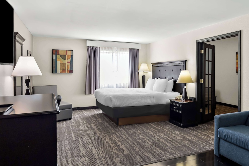 Suite, 1 King Bed With Sofa Bed, Non Smoking, Refrigerator & Microwave (With Sofabed) photo 1