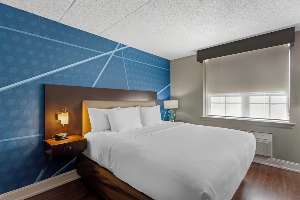 Room, 1 King Bed, Accessible, Non Smoking - Photo 5