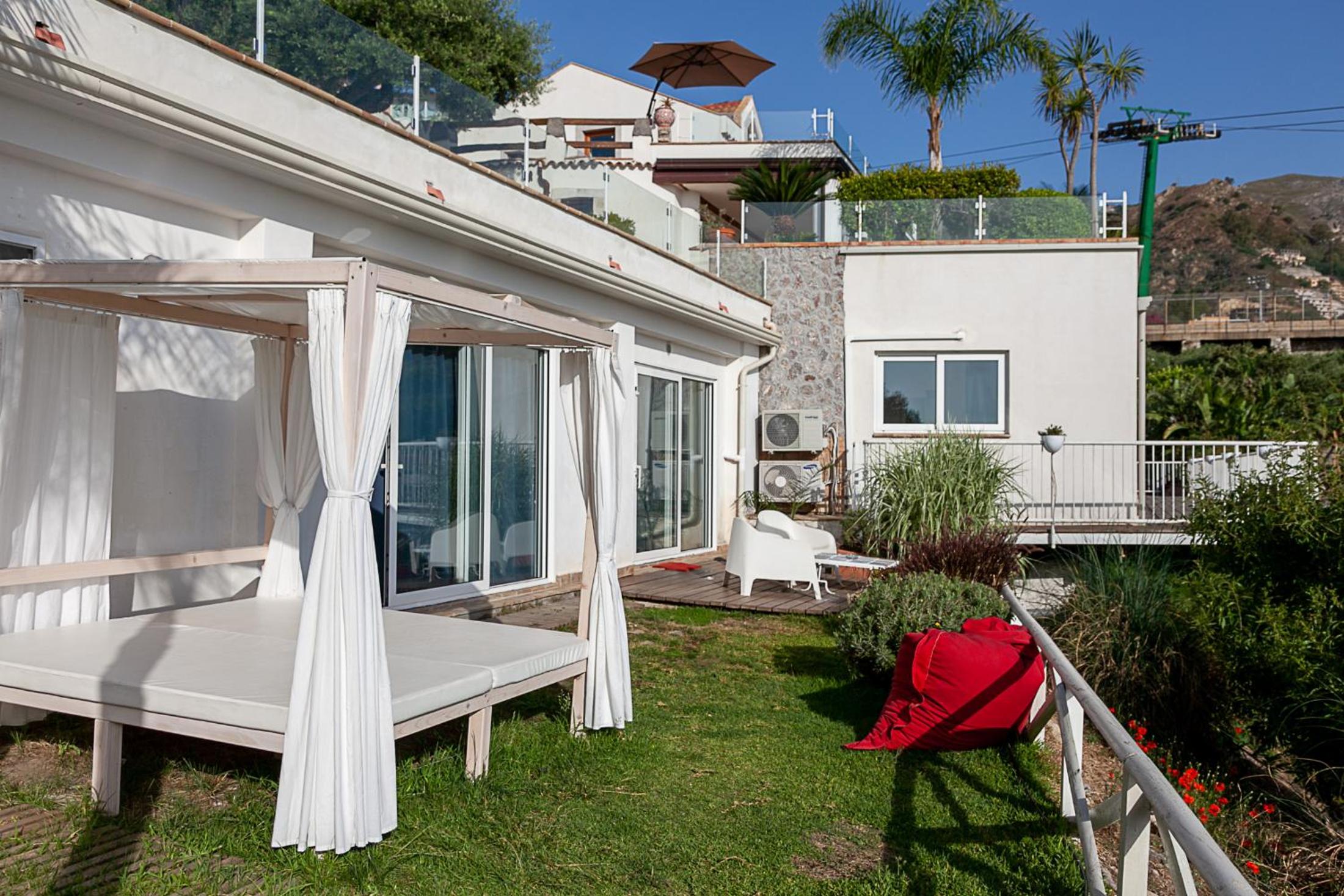 One-Bedroom Apartment with Sea View and Garden photo 3