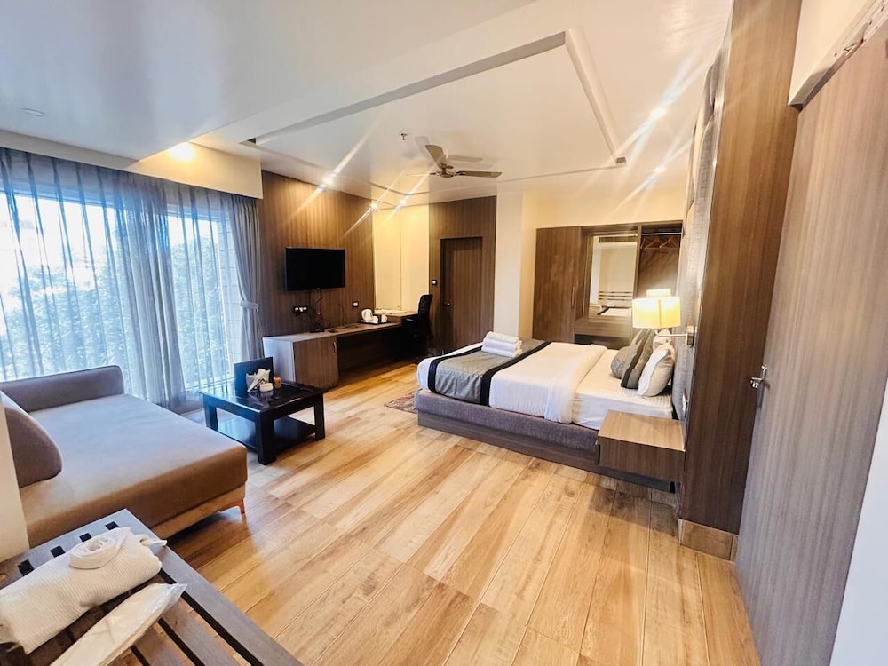 Family Studio Suite, City View