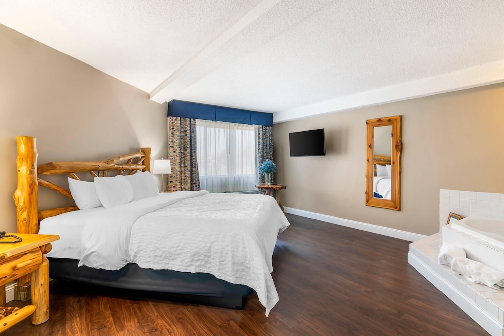 Suite, 1 King Bed, Non Smoking, Jetted Tub - Photo 2