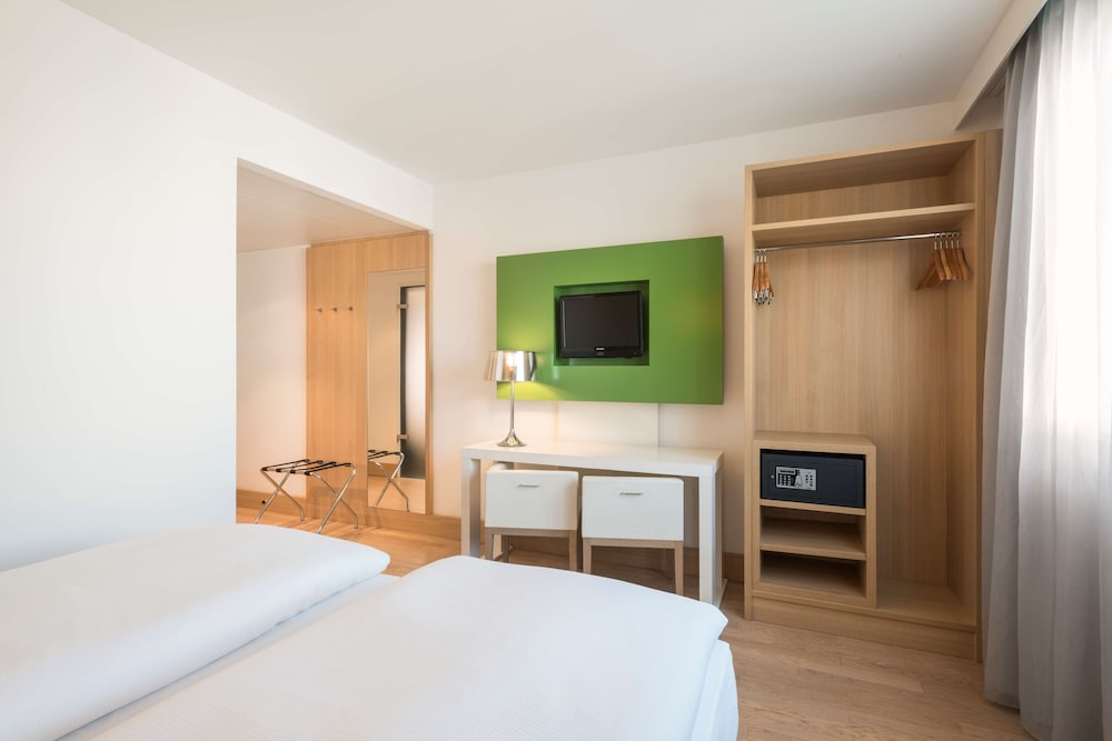 Standard Room thumbnail 5