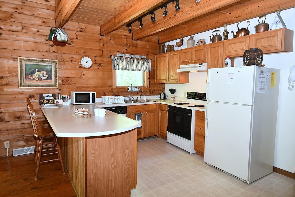 House, Multiple Beds (Lazy Bear Retreat - Classic Cabin! ) photo 2