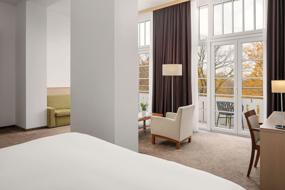 Junior Suite, 1 Queen Bed, Park View photo 2