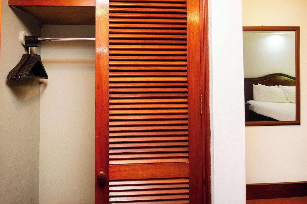 Standard Room, 1 King Bed, Non Smoking - Photo 5