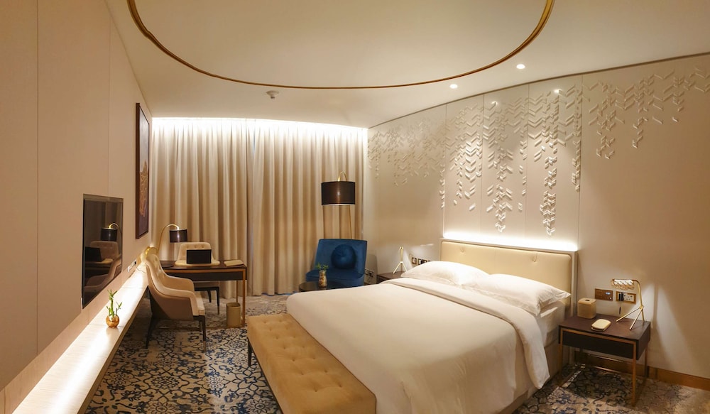 Premium Room, 1 King Bed - Photo 3