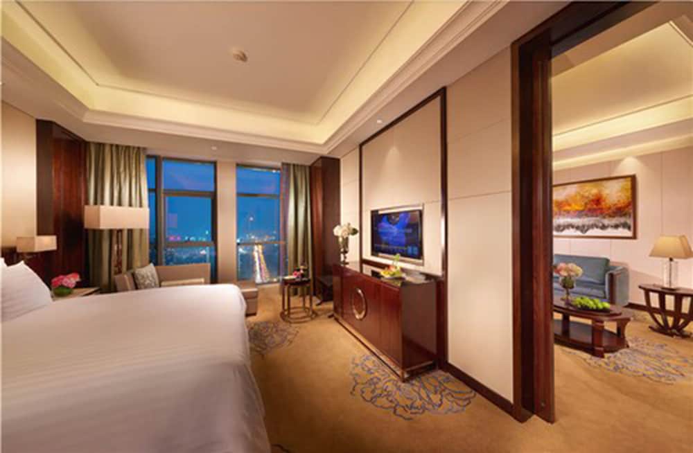 Superior Non-Smoking King Bed Room photo 3