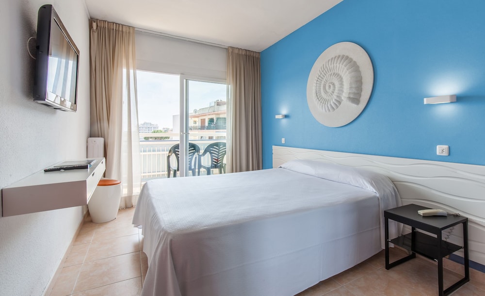 Double Room (2 or 3 Adults)
