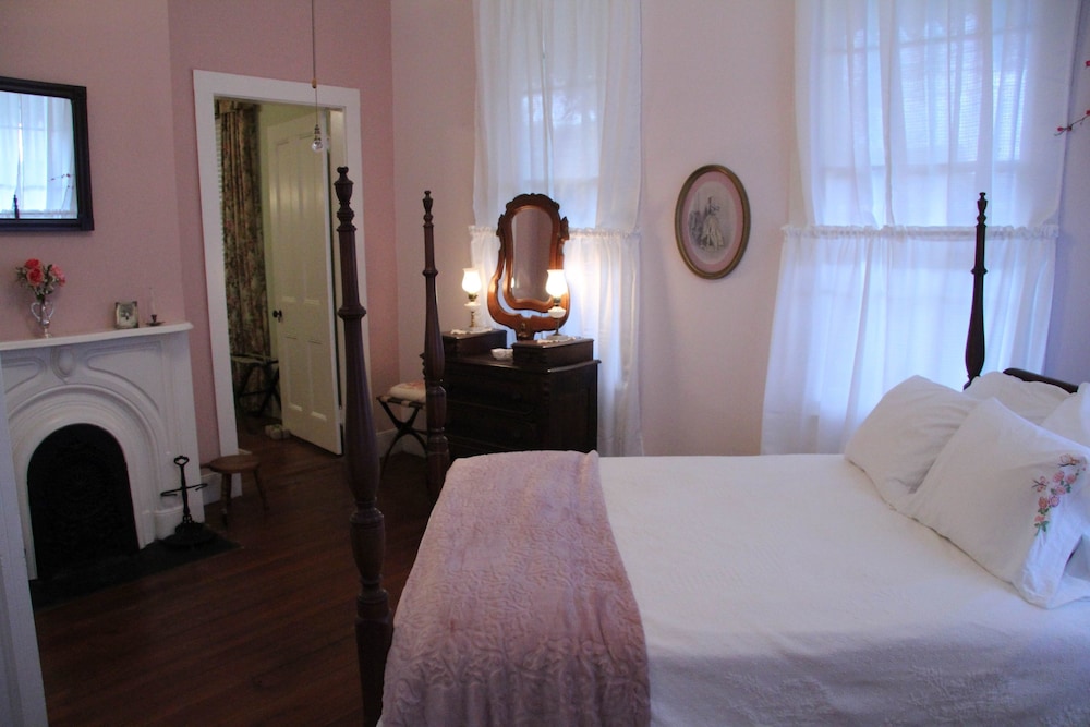 Classic Room, Private Bathroom (The Pink Stateroom) photo 2