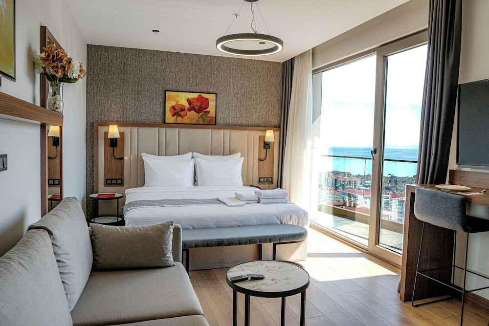 Standard Studio, Sea View