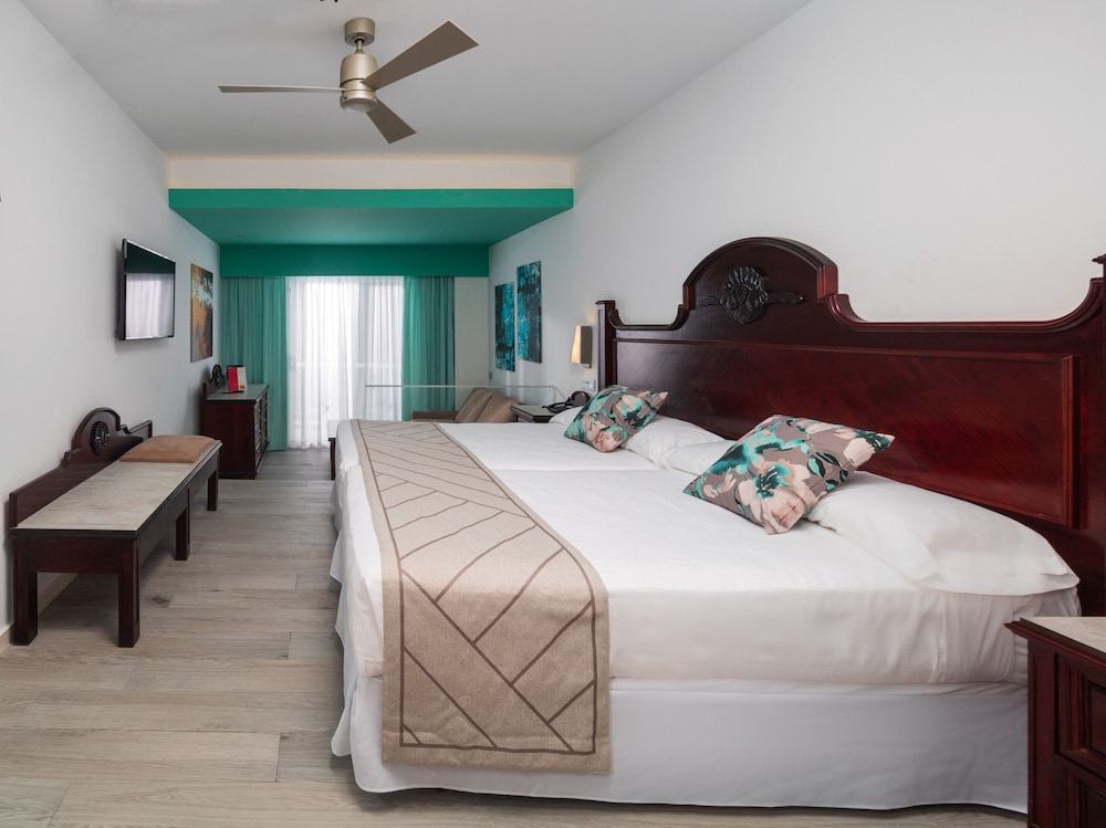 Junior Suite, Oceanfront (B2C-CA) photo 3