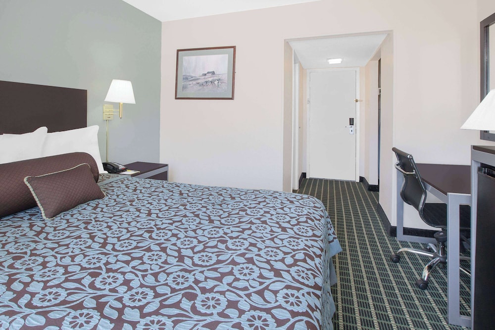 Deluxe Single Room, 1 King Bed, Smoking photo 1