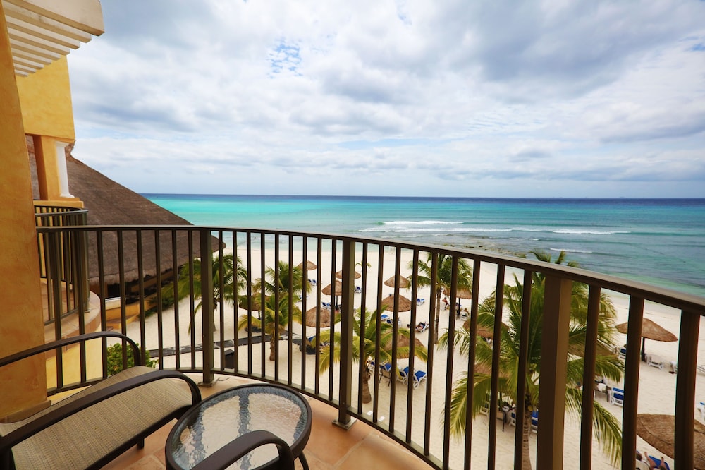 Deluxe Junior Suite Beachfront - Photo 6