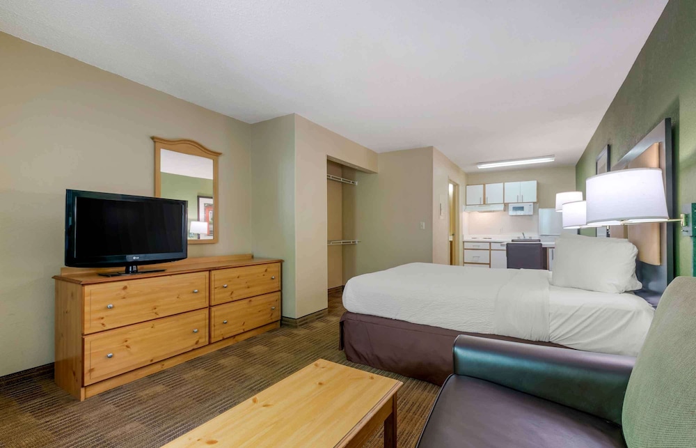 Deluxe Studio, 1 King Bed with Sofa bed, Non Smoking photo 3