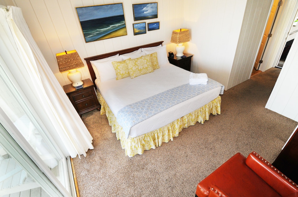 Room, 1 King Bed, Balcony, Beach View photo 1