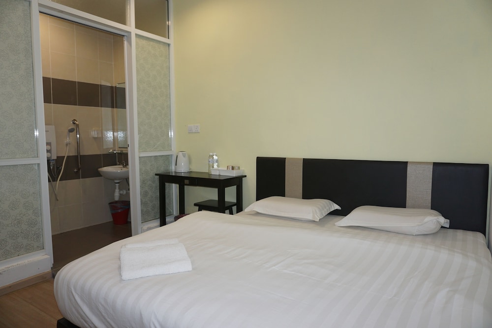 Deluxe Room, 1 Queen Bed, No Windows photo 3