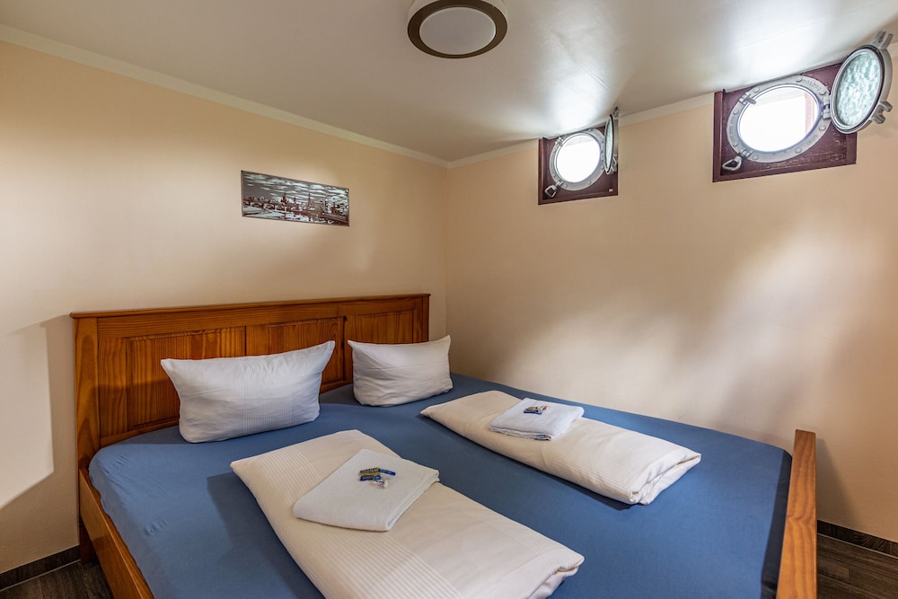 Suite (Captain's cabin) photo 3