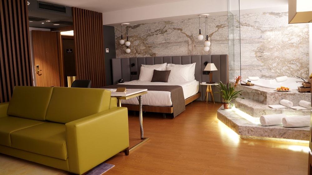Luxury King Suite photo 1