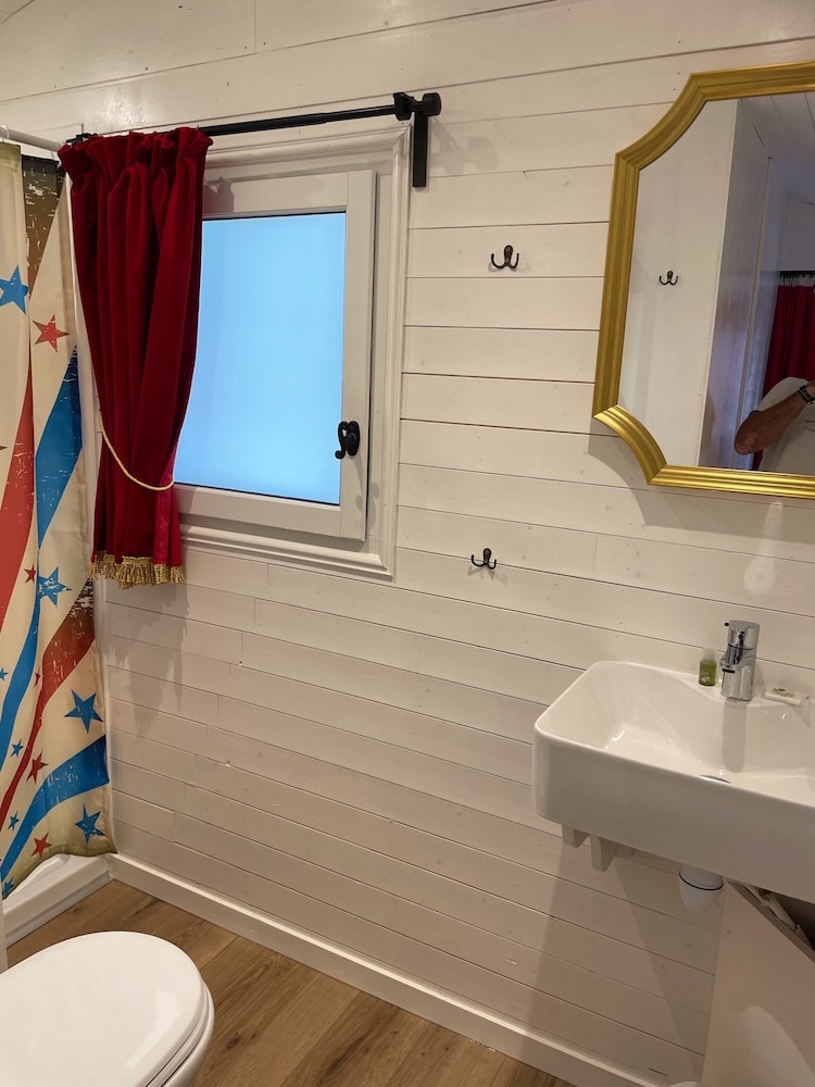 Room, Ensuite photo 3