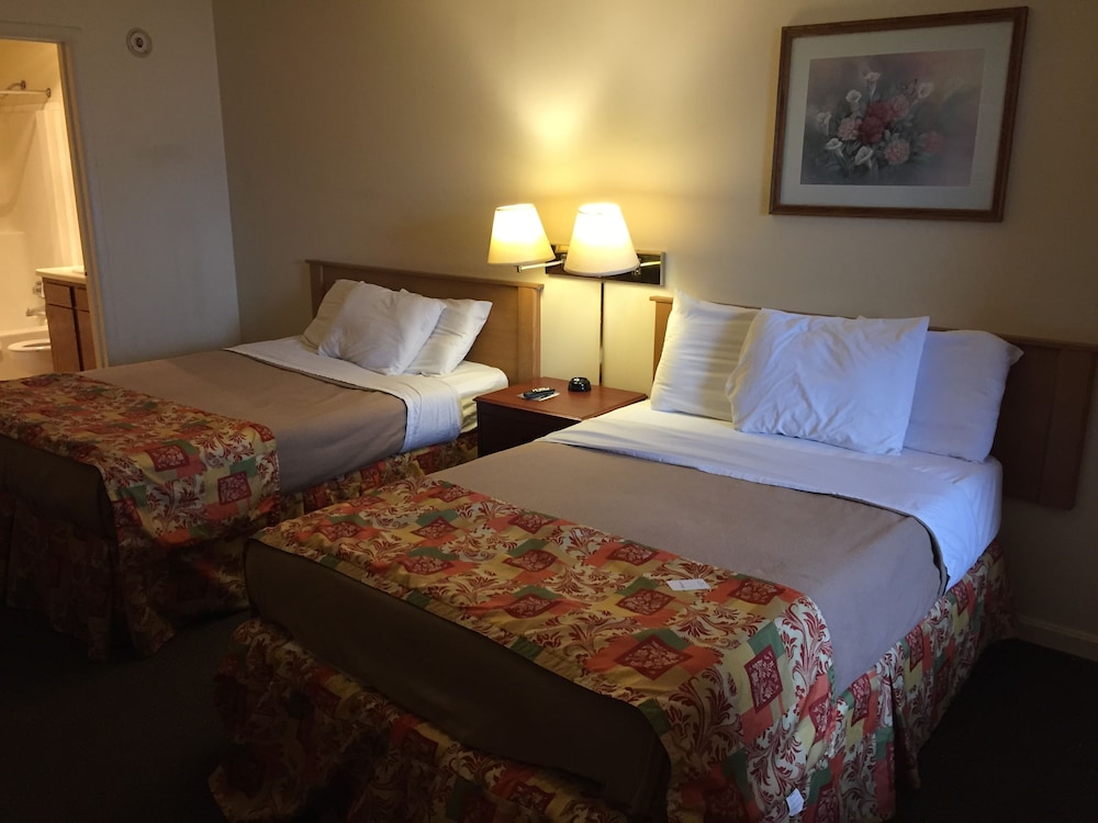 Non Poolside Room with Two Full sized beds Smoking photo 1