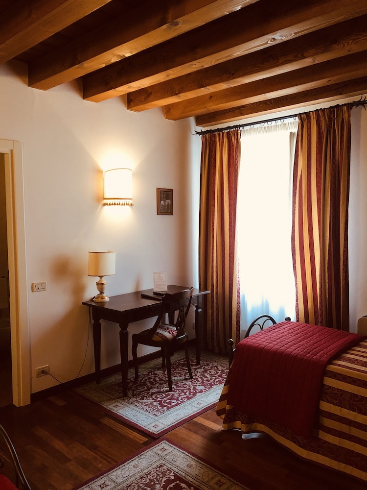 Basic Single Room photo 2