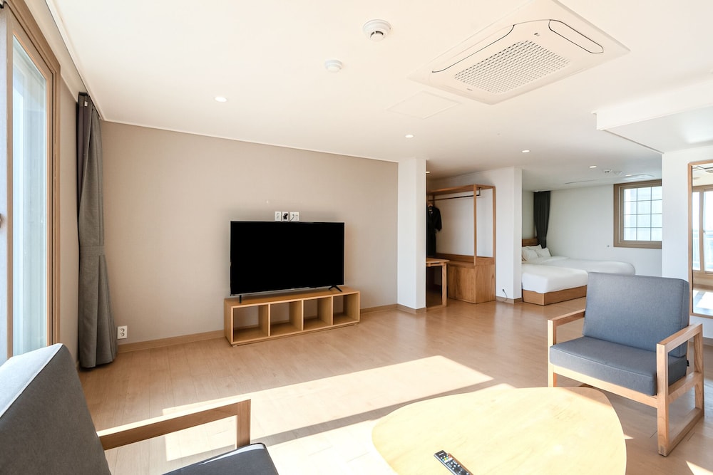 heyy, Suite, Ocean View - Photo 9