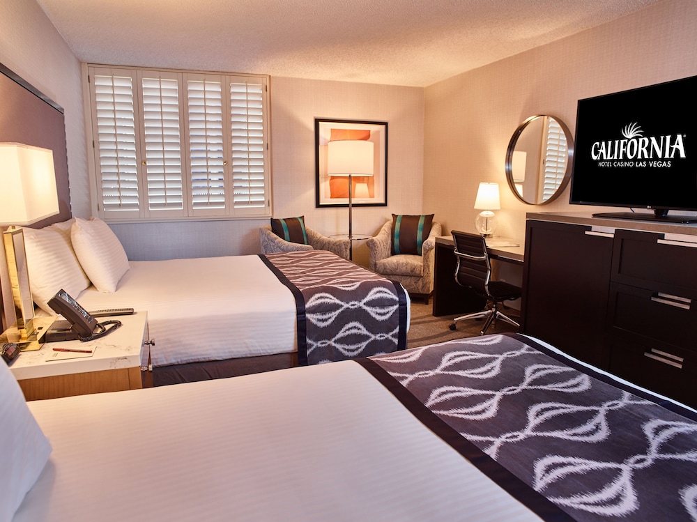 Premium Room, 2 Queen Beds, Non Smoking - Photo 5