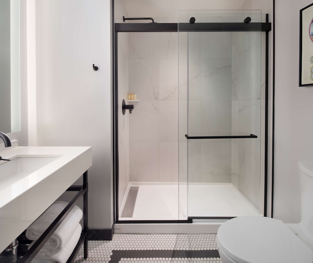 Executive Room, 2 Queen Beds, Accessible, Bathtub (Mobility) - Photo 7