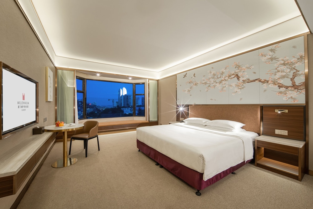 Premier Deluxe King Bed Room - Photo 4