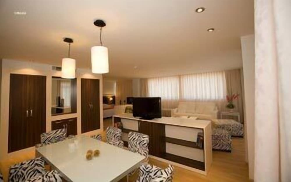 Suite - Photo 9