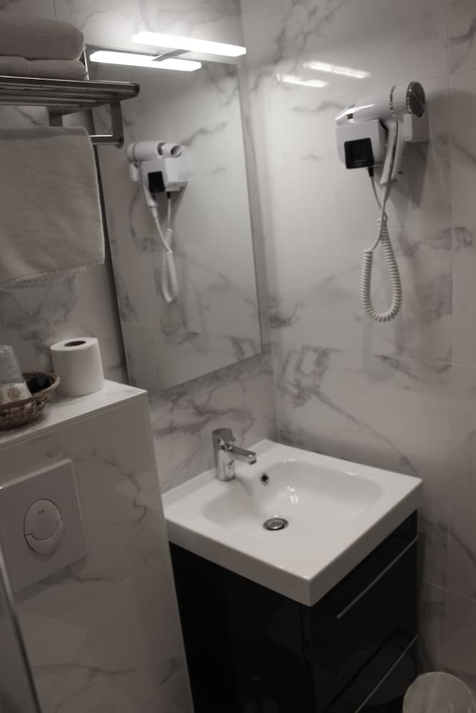 Deluxe Double Room, 1 Queen Bed, Non Smoking, City View photo 3