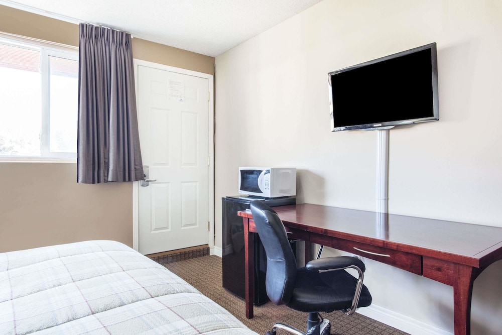 Standard Room, 1 Queen Bed, Non Smoking - Photo 1