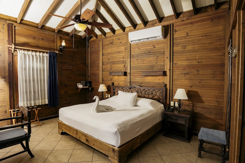 OceanFront Bungalow - King Bed - Photo 6