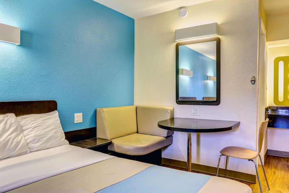 Deluxe Room, 1 Queen Bed, Smoking, Hot Tub photo 3