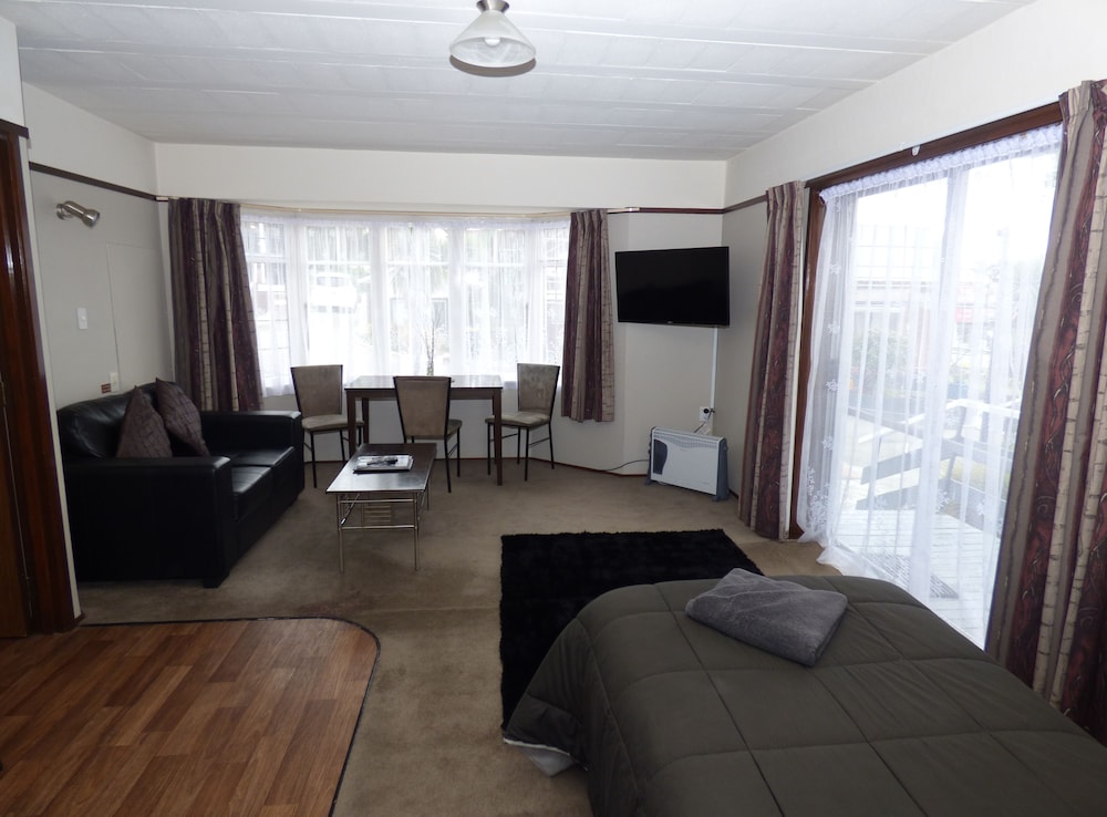 Deluxe One Bedroom - Photo 1